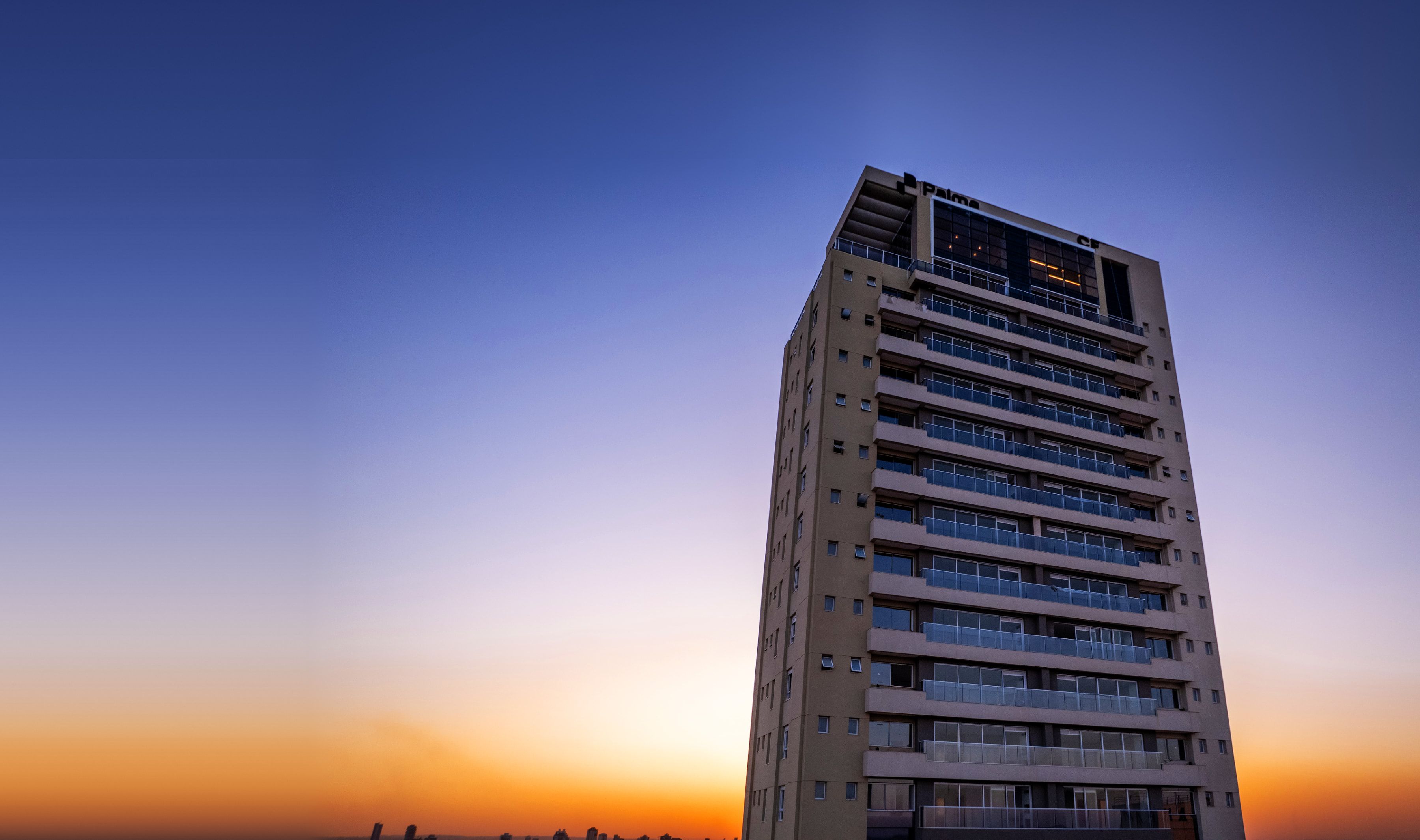 Torre do Sky Garden Flamboyant ao entardecer, com o céu de Goiânia ao fundo