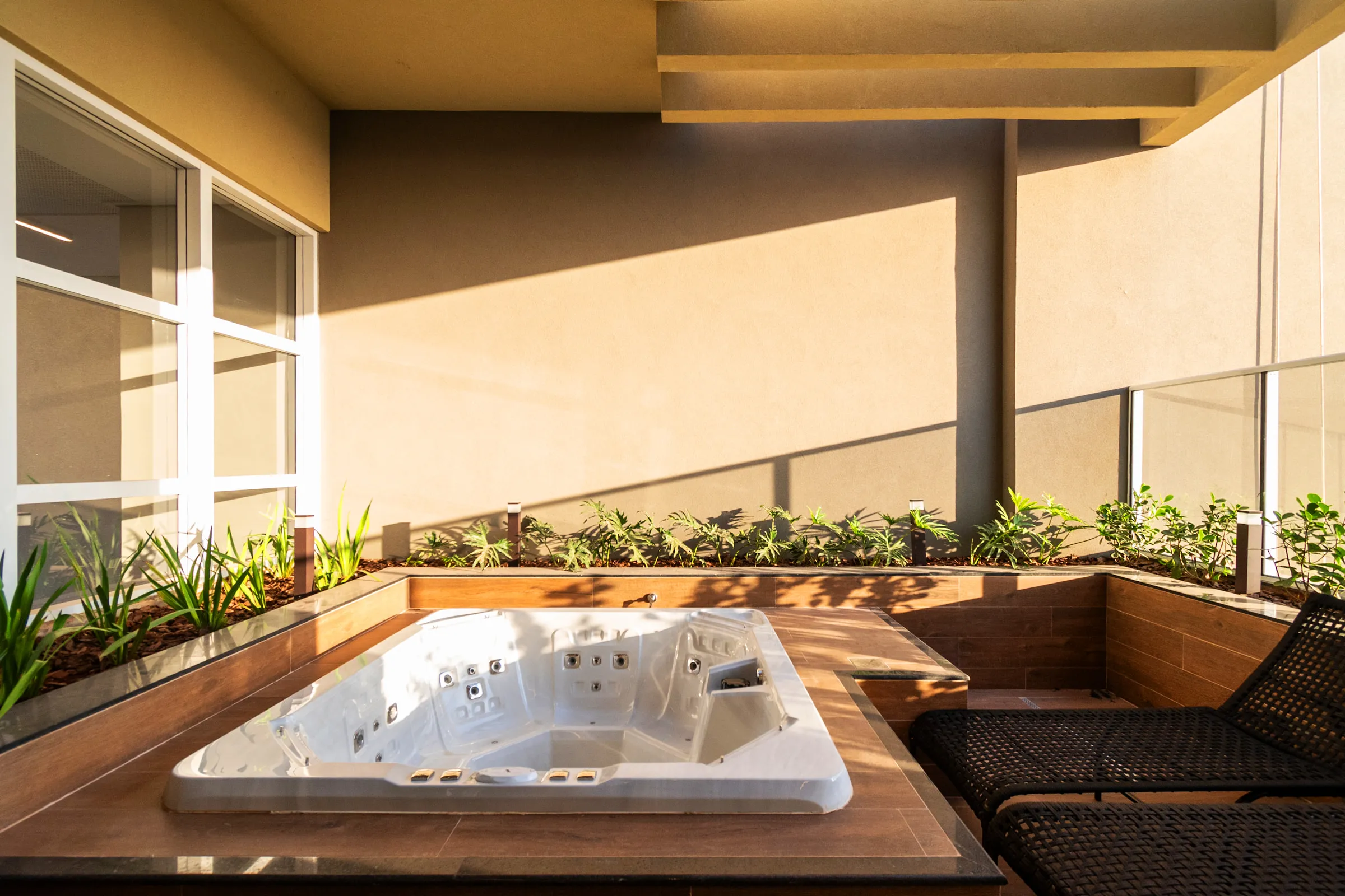 Ofurô do Sky Garden, cercado por jardineiras