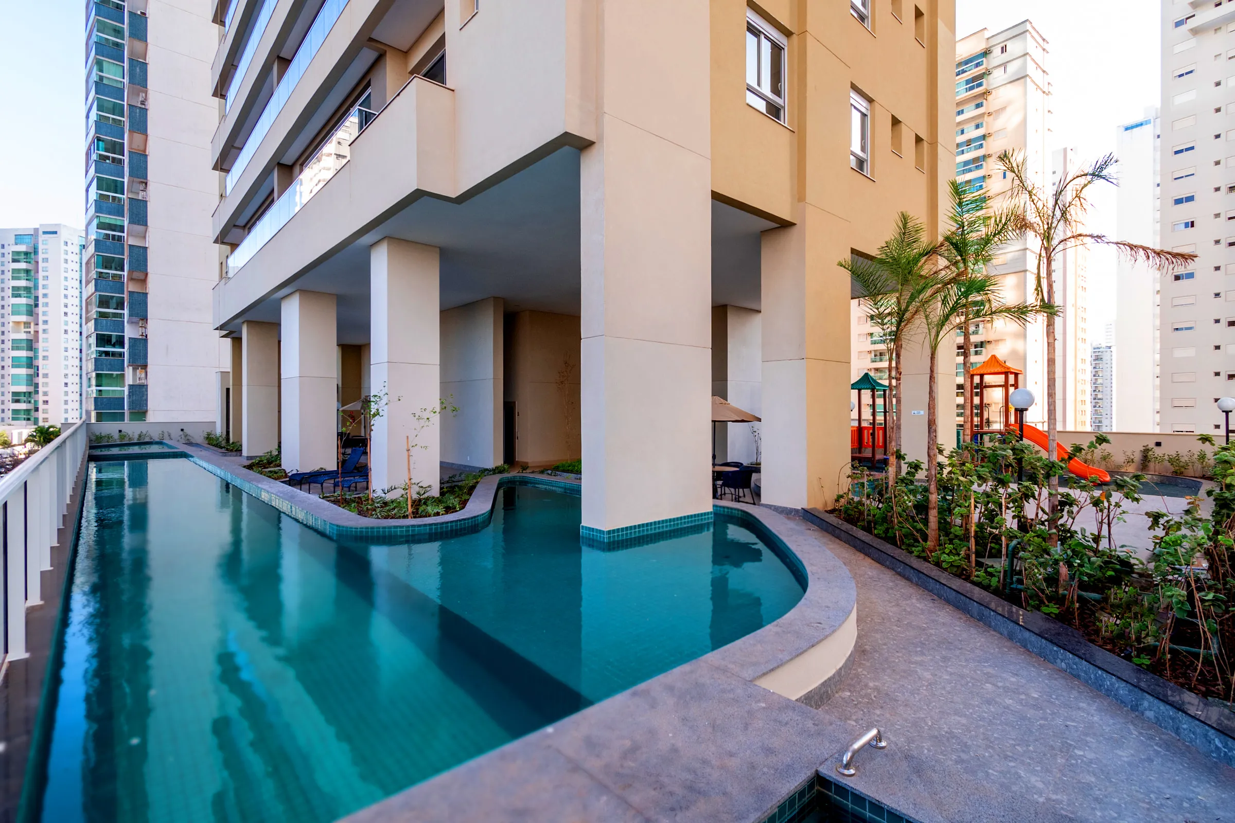Piscina com raia no mezanino de lazer do Sky Garden