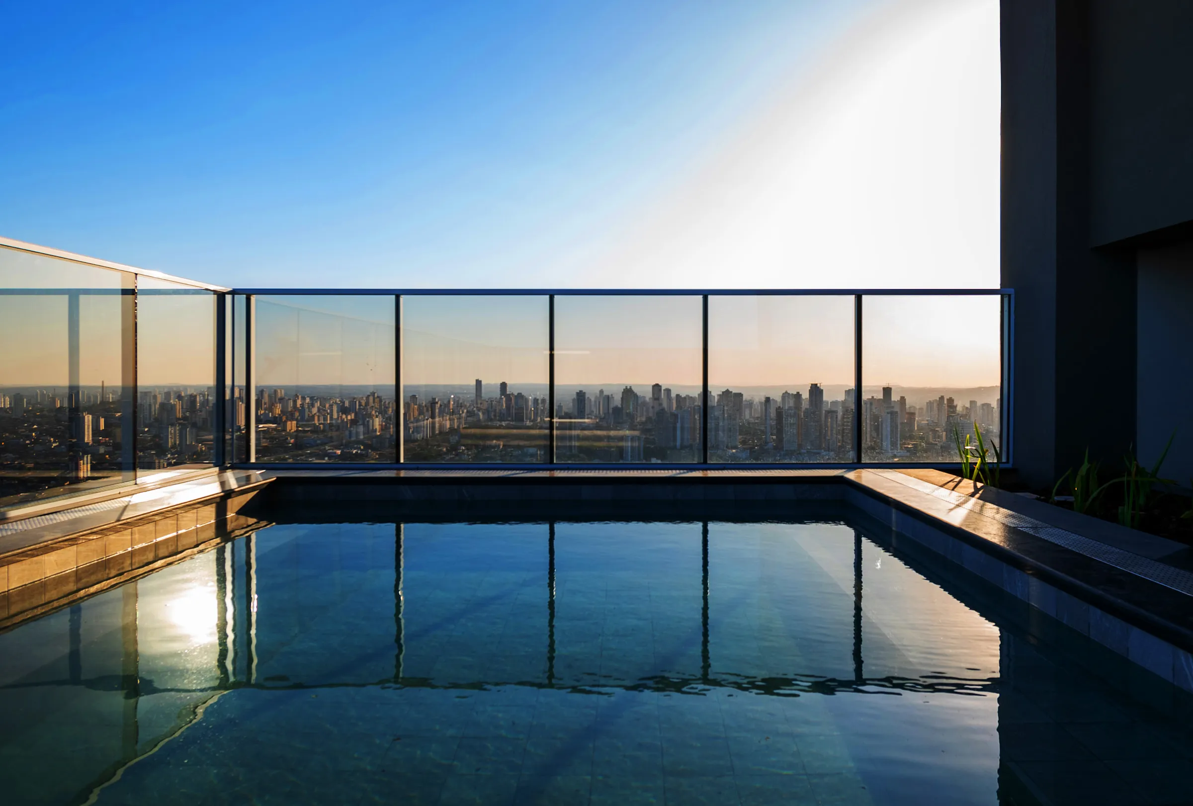 Piscina do rooftop do Sky Garden, com a cidade de Goiânia no horizonte