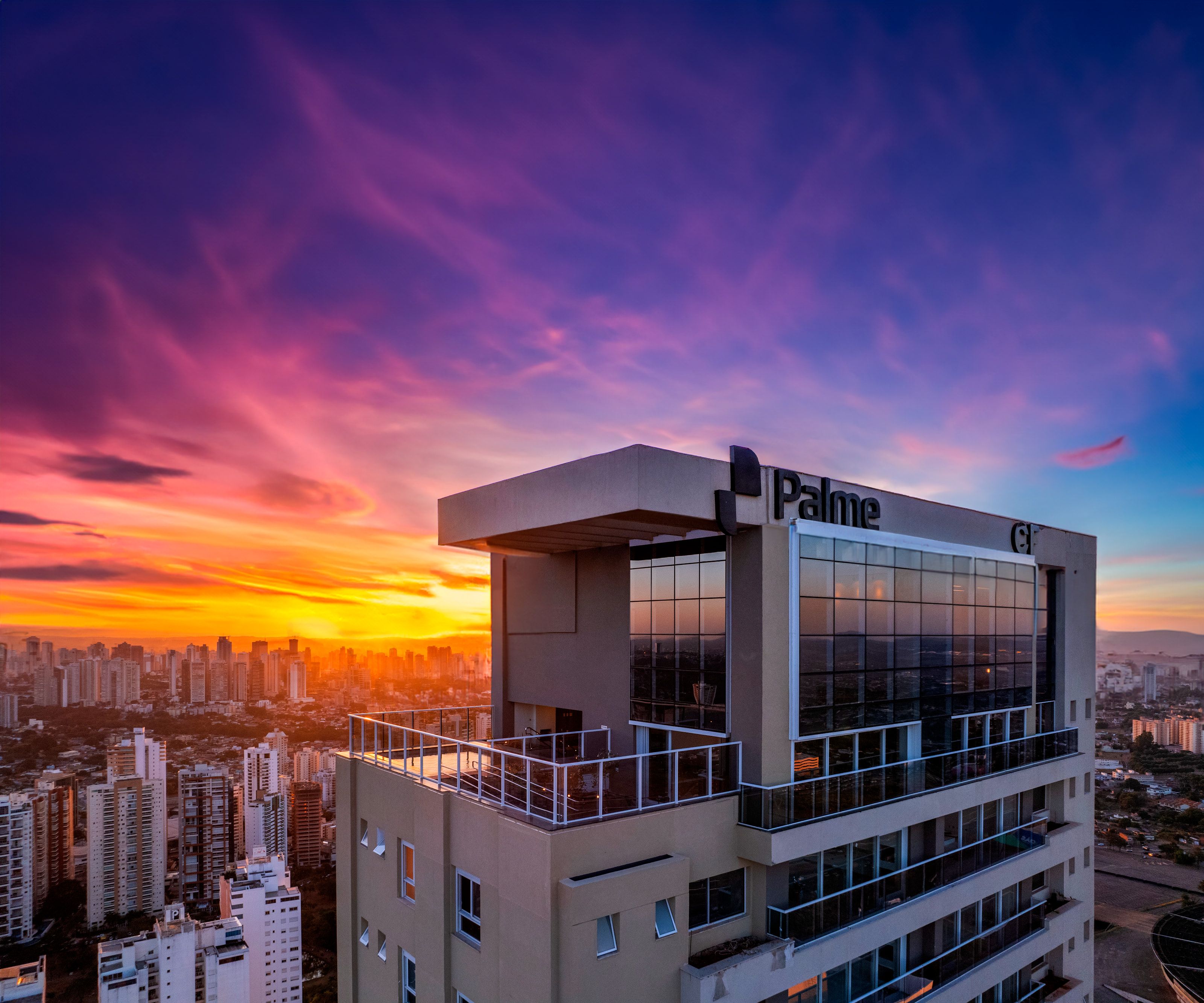 Rooftop do Sky Garden ao pôr do sol, com a cidade de Goiânia ao fundo