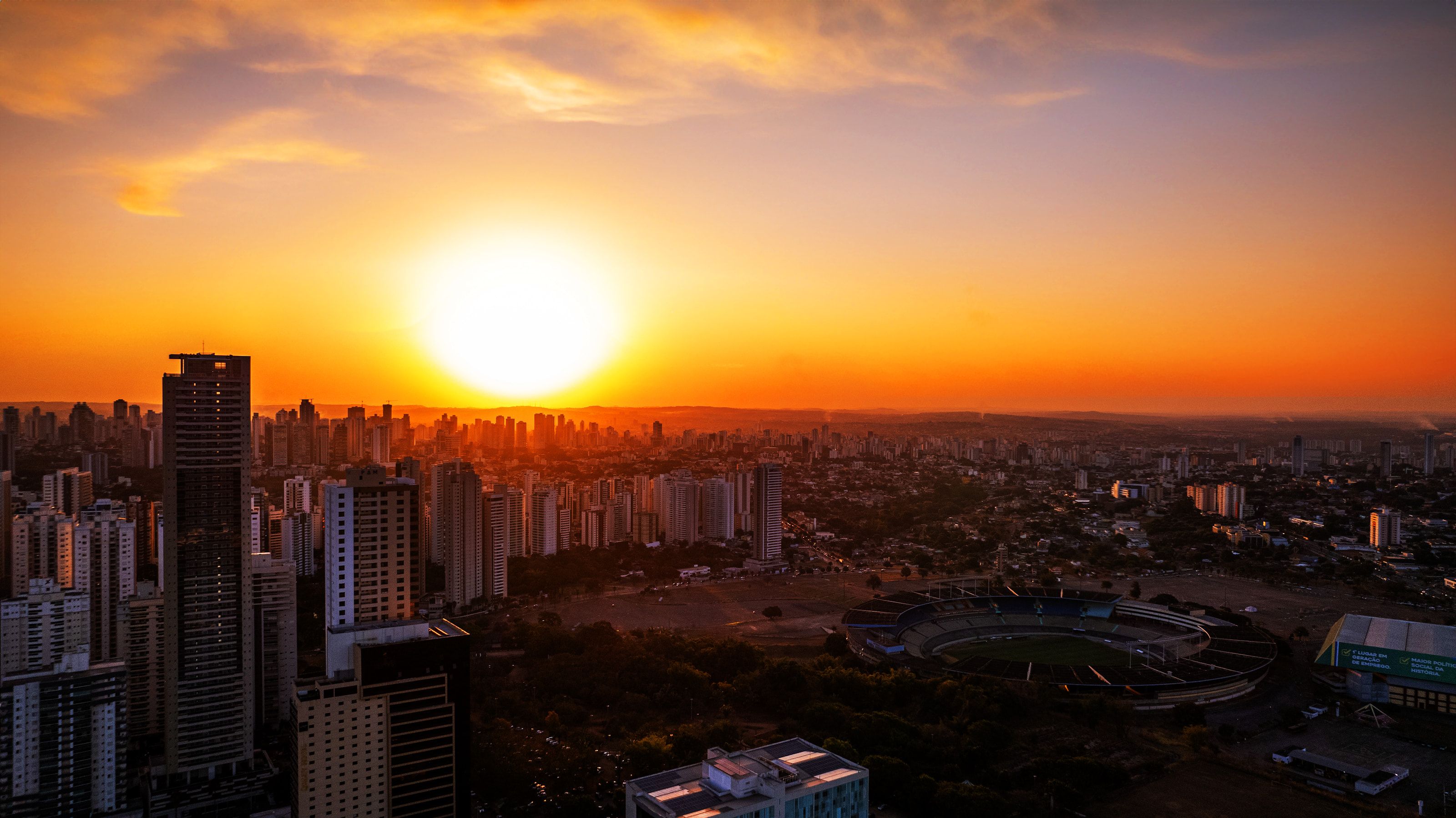 Pôr do sol sobre Goiânia, com o Estádio Serra Dourada à direita